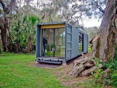 從零開始，建造了一個集裝箱小屋，而且隨時可以整體搬走